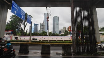 Suasana di sekitar area pembangunan Kedutaan Besar India di Jl. Rasuna Said, Jakarta, Kamis (5/12/2024). [Suara.com/Alfian Winanto]