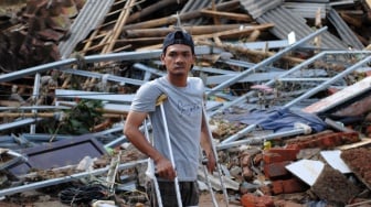 Seorang warga berdiri di sisa bangunan rumah yang ambruk akibat banjir bandang di Kampung Cieurih, Desa Datarnangka, Sagaranten, Kabupaten Sukabumi, Jawa Barat, Kamis (5/12/2024). [ANTARA FOTO/Iman/Arf/YU]