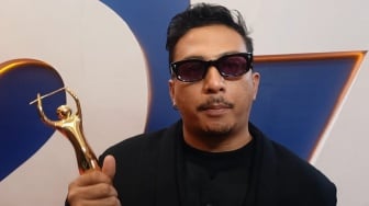 Bawa Pulang Piala AMI Awards 2024, Sal Priadi Ungkap Fun Fact di Balik Lagi Kemenangannya 'Gala Bunga Matahari'