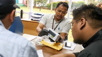 Petugas menampilkan barang sitaan korupsi berupa handphone yang ada di Rumah Penyimpanan Benda Sitaan dan Barang Rampasan (Rupbasan) di Jakarta Timur, Kamis (5/12/2023). [Suara.com/Alfian Winanto]