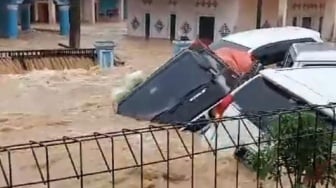 Dahsyatnya Banjir Bandang Sukabumi, Sejumlah Mobil Hilang Terseret Arus