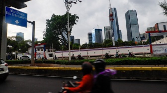 Suasana di sekitar area pembangunan Kedutaan Besar India di Jl. Rasuna Said, Jakarta, Kamis (5/12/2024). [Suara.com/Alfian Winanto]