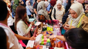 Pengunjung memilih brand lokal kecantikan dalam acara Jakarta X Beauty 2024 di JCC Senayan, Jakarta, Jumat (6/12/2024). [Suara.com/Alfian Winanto]