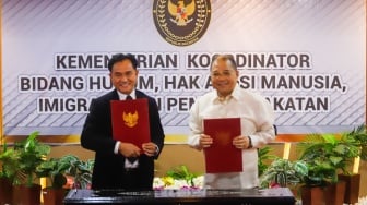 Menko Kumham Imipas, Yusril Ihza Mahendra (kiri) dan Wakil Menteri Kehakiman Filipina Raul T Vazquez (kanan) menandatangani perjanjian kesepakatan terkait pemulangan terpidana mati kasus narkotika Mary Jane di Jakarta, Jumat (6/12/2024). [Suara.com/Alfian Winanto]