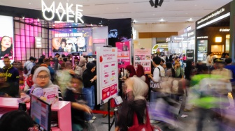 Pengunjung memilih brand lokal kecantikan dalam acara Jakarta X Beauty 2024 di JCC Senayan, Jakarta, Jumat (6/12/2024). [Suara.com/Alfian Winanto]