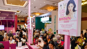 Pengunjung memilih brand lokal kecantikan dalam acara Jakarta X Beauty 2024 di JCC Senayan, Jakarta, Jumat (6/12/2024). [Suara.com/Alfian Winanto]