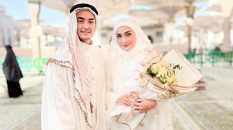 Hanya Dihadiri Keluarga, 10 Potret Zumi Zola dan Putri Zulhas Menikah di Madinah