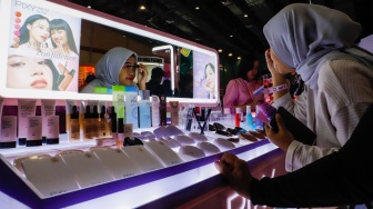 Pengunjung memilih brand lokal kecantikan dalam acara Jakarta X Beauty 2024 di JCC Senayan, Jakarta, Jumat (6/12/2024). [Suara.com/Alfian Winanto]