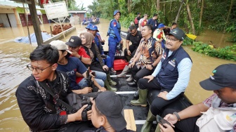 Naik Perahu Karet, Gus Ipul Salurkan Bantuan kepada Korban Banjir Pandeglang