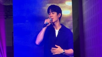 Dapat Kejutan dari Penggemar di Fan Meeting Jakarta, Jung Hae In Terharu