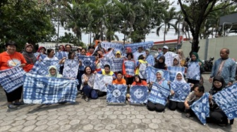 Ciptakan Motif Unik, Anak Down Syndrome Berkreasi dengan Batik Shibori