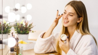 4 Moisturizer Terbaik untuk Kulit Penuaan, Atasi Garis Halus Sekaligus!