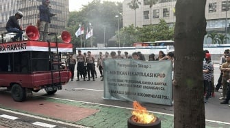 Diwarnai Aksi Bakar Ban, Massa Demonstran Minta KPU Jakarta Hentikan Rekapitulasi Suara