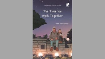 Kisah Cinta yang Hangat dan Manis di Novel Grafis The Time We Walk Together