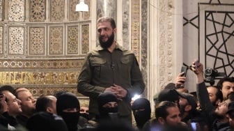 Pemimpin kelompok pemberontak Suriah Hayat Tahrir Al Sham (HTS), Abu Mohammad Al Julani berpidato di hadapan khalayak di Masjid Umayyah di Damaskus, Suriah, Minggu (8/12/2024). [Abdulaziz KETAZ / AFP]