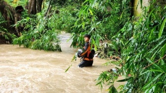 Sebrangi Jembatan yang Terendam Banjir, Tiga Bocah SD di Serang Hanyut