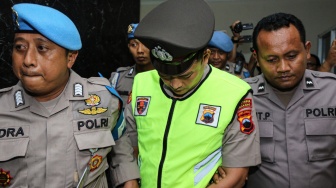 Terduga pelaku penembakan siswa SMK Aipda Robig Zainudin (tengah) digiring petugas untuk memasuki ruang sidang kode etik kasus tersebut di Mapolda Polda Jateng, Semarang, Jawa Tengah, Senin (9/12/2024). [ANTARA FOTO/Makna Zaezar/foc]