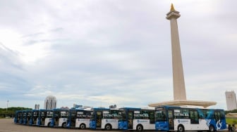 Ratusan bus listrik Transjakarta berjejer di Lapangan Silang Monas, Jakarta, Selasa (10/12/2024). [Suara.com/Alfian Winanto]