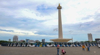 Ratusan bus listrik Transjakarta berjejer di Lapangan Silang Monas, Jakarta, Selasa (10/12/2024). [Suara.com/Alfian Winanto]