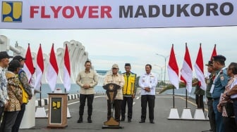 Presiden Prabowo Subianto (tengah) didampingi Menteri Pekerjaan Umum (PU) Dody Hanggodo (kedua kanan), Menko Bidang Infrastruktur dan Pembangunan Kewilayahan (IPK) Agus Harimurti Yudhoyono (kiri), dan Pj Gubernur Jateng Nana Sudjana (kanan) menyampaikan pidato saat peresmian Jalan Layang (Flyover) Arteri Madukoro, Semarang, Jawa Tengah, Rabu (11/12/2024). [ANTARA FOTO/Makna Zaezar/rwa]