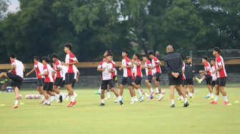 Pemain Timnas Indonesia menjalani sesi official training di Stadion Sriwedari, Solo, Rabu (11/12/2024). Skuad Garuda bakal menjamu Laos pada matchday kedua Grup B Piala AFF 2024 di Stadion Manahan, Solo, Kamis (12/12/2024). [Suara.com/Ronald Seger Prabowo]