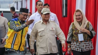 Presiden Prabowo Subianto (kedua kanan) didampingi Menko Bidang Infrastruktur dan Pembangunan Kewilayahan (IPK) Agus Harimurti Yudhoyono (kedua kiri), Pj Gubernur Jawa Tengah Nana Sudjana (kanan), dan Wali Kota Semarang Hevearita Gunaryanti Rahayu (kiri) saat menghadiri peresmian Jalan Layang (Flyover) Arteri Madukoro, Semarang, Jawa Tengah, Rabu (11/12/2024). [ANTARA FOTO/Makna Zaezar/rwa]