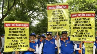 Demo di Kementerian BUMN, Pensiunan Bawa Kentongan Tuntut Hak Uang Pensiun