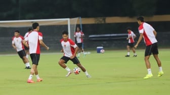 Pemain Timnas Indonesia menjalani sesi official training di Stadion Sriwedari, Solo, Rabu (11/12/2024). Skuad Garuda bakal menjamu Laos pada matchday kedua Grup B Piala AFF 2024 di Stadion Manahan, Solo, Kamis (12/12/2024). [Suara.com/Ronald Seger Prabowo]