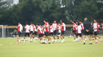 Pemain Timnas Indonesia menjalani sesi official training di Stadion Sriwedari, Solo, Rabu (11/12/2024). Skuad Garuda bakal menjamu Laos pada matchday kedua Grup B Piala AFF 2024 di Stadion Manahan, Solo, Kamis (12/12/2024). [Suara.com/Ronald Seger Prabowo]