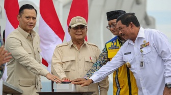 Presiden Prabowo Subianto (tengah) didampingi Menteri Pekerjaan Umum (PU) Dody Hanggodo (kedua kanan), Menko Bidang Infrastruktur dan Pembangunan Kewilayahan (IPK) Agus Harimurti Yudhoyono (kiri), dan Pj Gubernur Jateng Nana Sudjana (kanan) menyampaikan pidato saat peresmian Jalan Layang (Flyover) Arteri Madukoro, Semarang, Jawa Tengah, Rabu (11/12/2024). [ANTARA FOTO/Makna Zaezar/rwa]