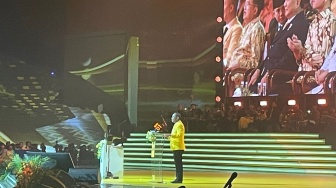Prabowo Berdasi Kuning di HUT Partai Beringin, Bahlil: Golkar Tetap di Hati Presiden