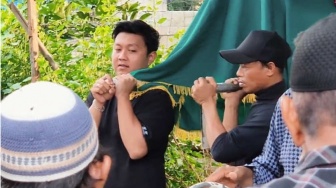 Momen Denny Caknan Melayat Tetangga Disorot, Ternyata Begini Keutamaan Takziah dalam Islam