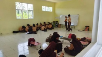 Puluhan Pelajar SMPN 12 Cilegon Belajar Tanpa Meja dan Kursi
