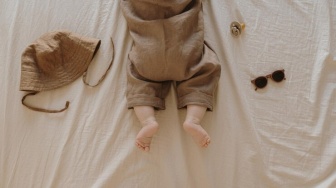 Heboh Konten Ibu-Ibu Anti Baju Kartun Untuk Anak, Apa Itu Tren Sad Beige Outfit Baby?