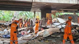500 Personel Kembali Bersihkan Kolong Tol Angke Jakarta Barat