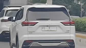 Mobil RI 2 Ikut Macet-macetan di Bundaran HI, Sirine Strobo Tak Terdengar
