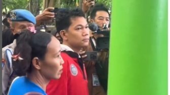 Rela Temani Anaknya Jalani Rekonstruksi, Ekspresi Sedih Ibunda Agus 'Buntung' Bikin Terenyuh: Kasihan...