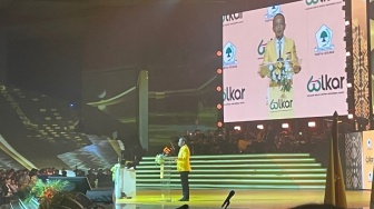 Momen Bahlil Terpeleset Lidah Salah Sebut Jabatan Ahmad Muzani di HUT Golkar: Masuk Barang, Masuk
