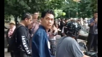 Melotot saat Jalani Rekonstruksi, Ekspresi Marah Agus 'Buntung' Malah Bikin Ngakak: 'Awas Gue Tandai Lu'