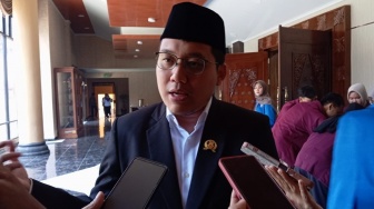 Ketua DPRD Tegur Dindikbud Soal Puluhan Pelajar SMPN 12 Cilegon Belajar Tanpa Meja dan Kursi
