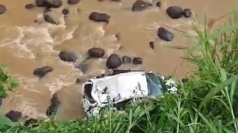 Ngeri! Detik-detik Mobil Masuk Jurang di Karangkates Malang
