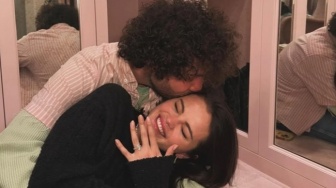 4 Fakta Perjalanan Cinta Selena Gomez dan Benny Blanco yang Resmi Tunangan