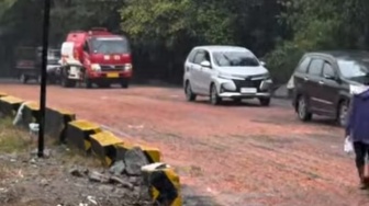 Hati-hati! Minyak CPO Tumpah di Sitinjau Lauik, Padang-Solok Macet