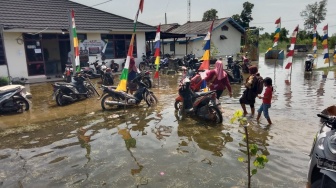 Banjir Rob Landa 4 Kampung di Rawajitu Timur, Warga Terpaksa Terjang Genangan