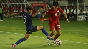 Striker Timnas Indonesia, Victor Dethan berusaha melewati pemain Laos dalam matchday kedua Grup B Piala AFF 2024 di Stadion Manahan, Solo, Kamis (12/12/2024). [Suara.com/Ronald Seger Prabowo]