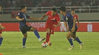 Gelandang Timnas Indonesia, Marselino Ferdinan melepas sepakan ke gawang Laos dalam matchday kedua Grup B Piala AFF 2024 di Stadion Manahan, Solo, Kamis (12/12/2024). [Suara.com/Ronald Seger Prabowo]