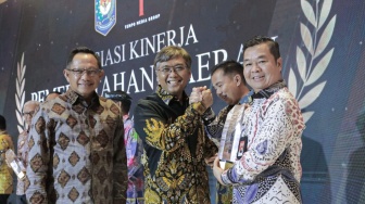 Kemendagri Serahkan Penghargaan Aspek Kinerja Total Tingkat Provinsi Kepada Pemprov DKI Jakarta