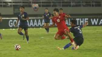 Striker Timnas Indonesia, Rafael Struick terpelanting usai ditekel pemain Laos dalam matchday kedua Grup B Piala AFF 2024 di Stadion Manahan, Solo, Kamis (12/12/2024). [Suara.com/Ronald Seger Prabowo]