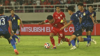 Bek Timnas Indonesia, Muhammad Ferrari berusaha melewati sejumlah pemain Laos dalam matchday kedua Grup B Piala AFF 2024 di Stadion Manahan, Solo, Kamis (12/12/2024). [Suara.com/Ronald Seger Prabowo]