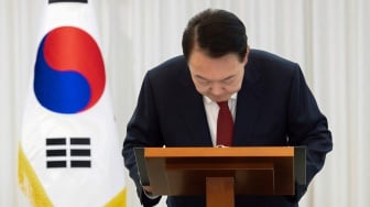 Presiden Yoon Suk Yeol memberikan pidato publik dari kediamannya di Seoul, Korea Selatan, Sabtu (14/12/2024). [Handout / Kantor Kepresidenan Korea Selatan / AFP]